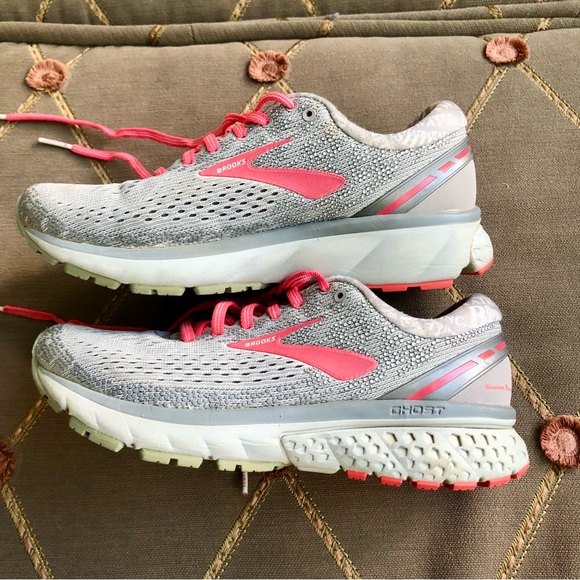 Brooks Ghost Sneakers 11 in Gray Fabric Upper and Pink Trim (7) - Picture 3 of 9